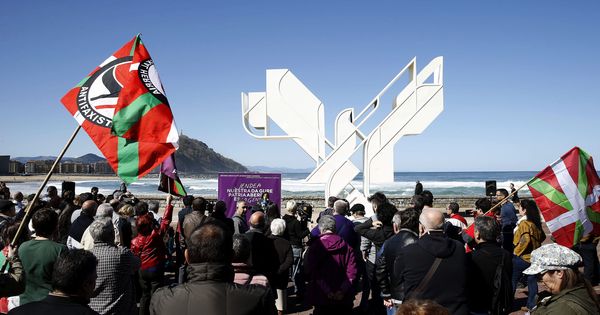 Foto: Podemos celebra el Aberri Eguna en 2016 con un acto político ante la 'Paloma de la paz' en San Sebastián. (EFE)