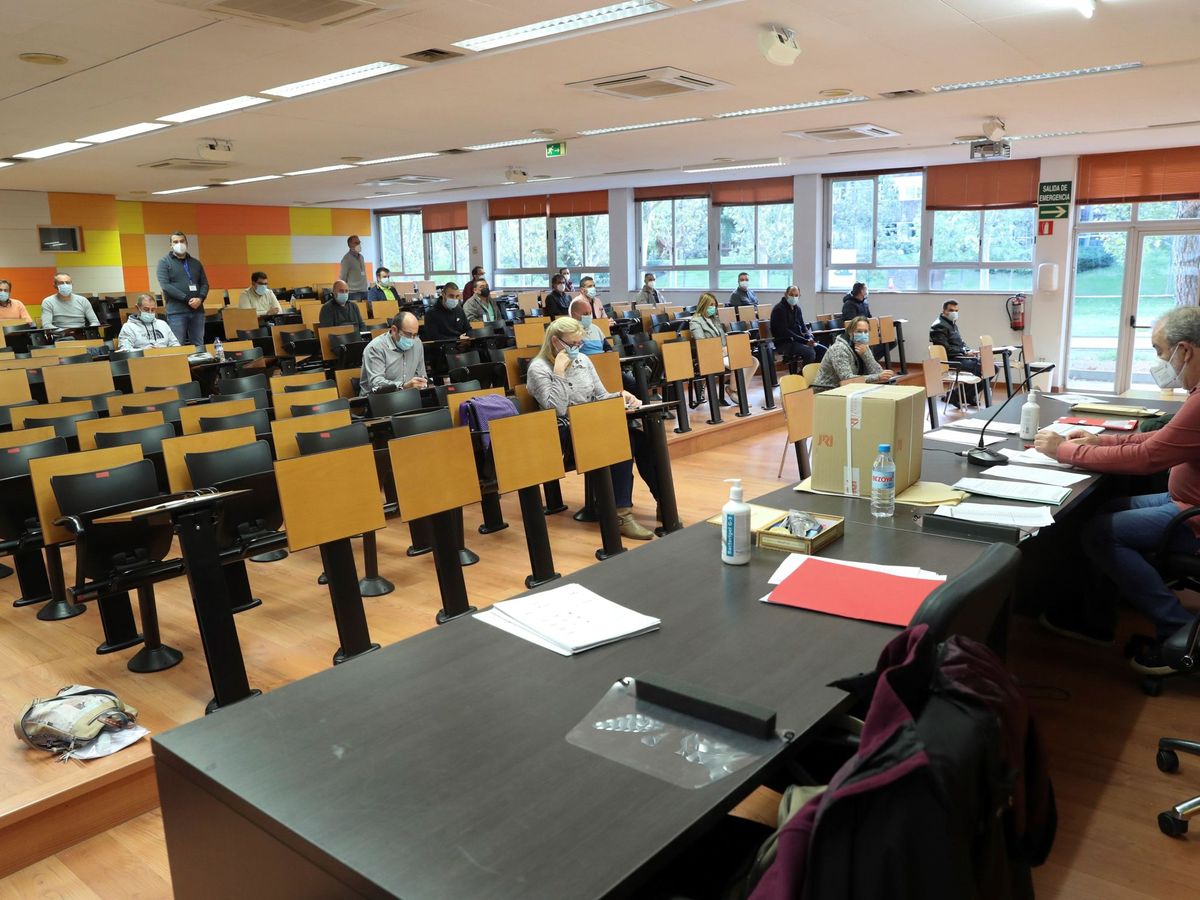 Foto: Un aula, durante las oposiciones para examinadores de Tráfico. (EFE)