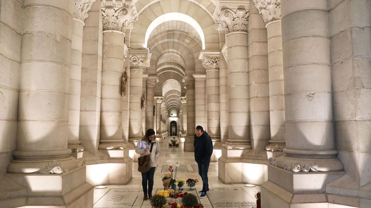 Ramos de flores cubren la sepultura donde yace la hija del dictador, Carmen Franco Polo, y su esposo, Cristóbal Martínez-Bordiú, marqués de Villaverde, en la cripta de la catedral de la Almudena, en Madrid. (Reuters)