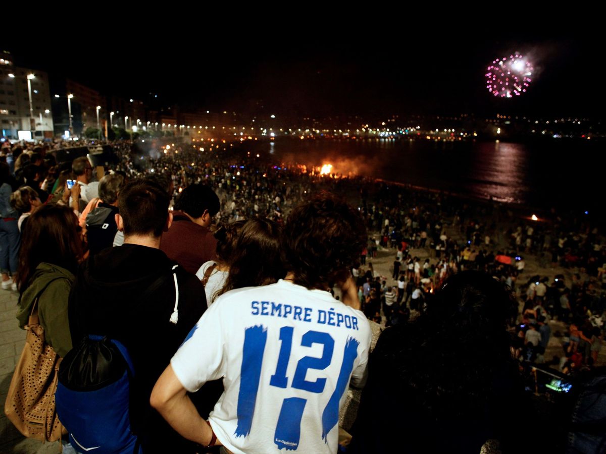 Foto: Miles de personas en torno a las hogueras en las playas de A Coruña por la noche de San Juan. (EFE/Cabalar).