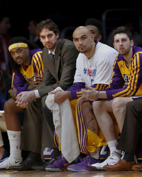 Foto: Pau Gasol en el banquillo de los Lakers (Efe).