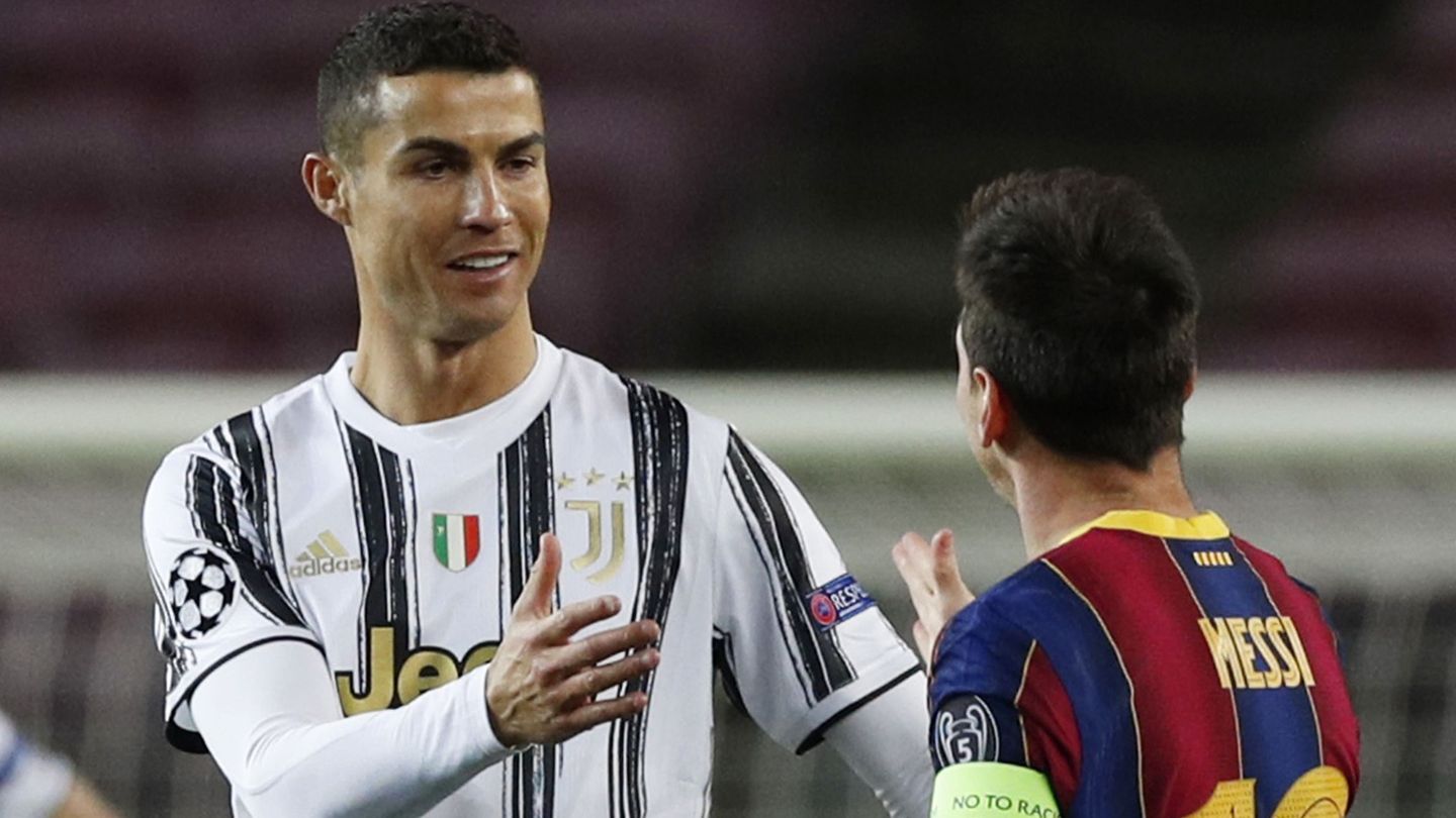 Cristiano Ronaldo y Messi se saludan en un Barça-Juventus de 2020. (Reuters)