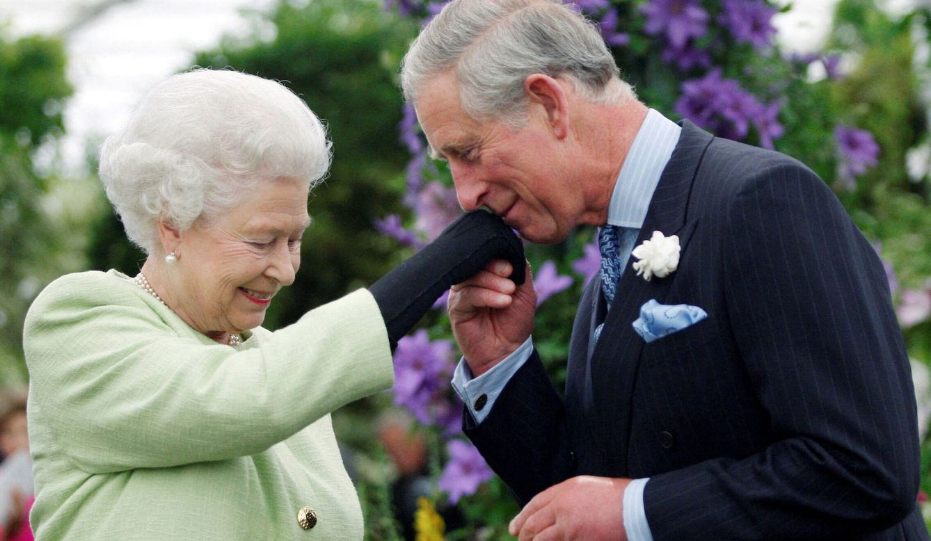 La reina Isabel II con su hijo Carlos. (Reuters)