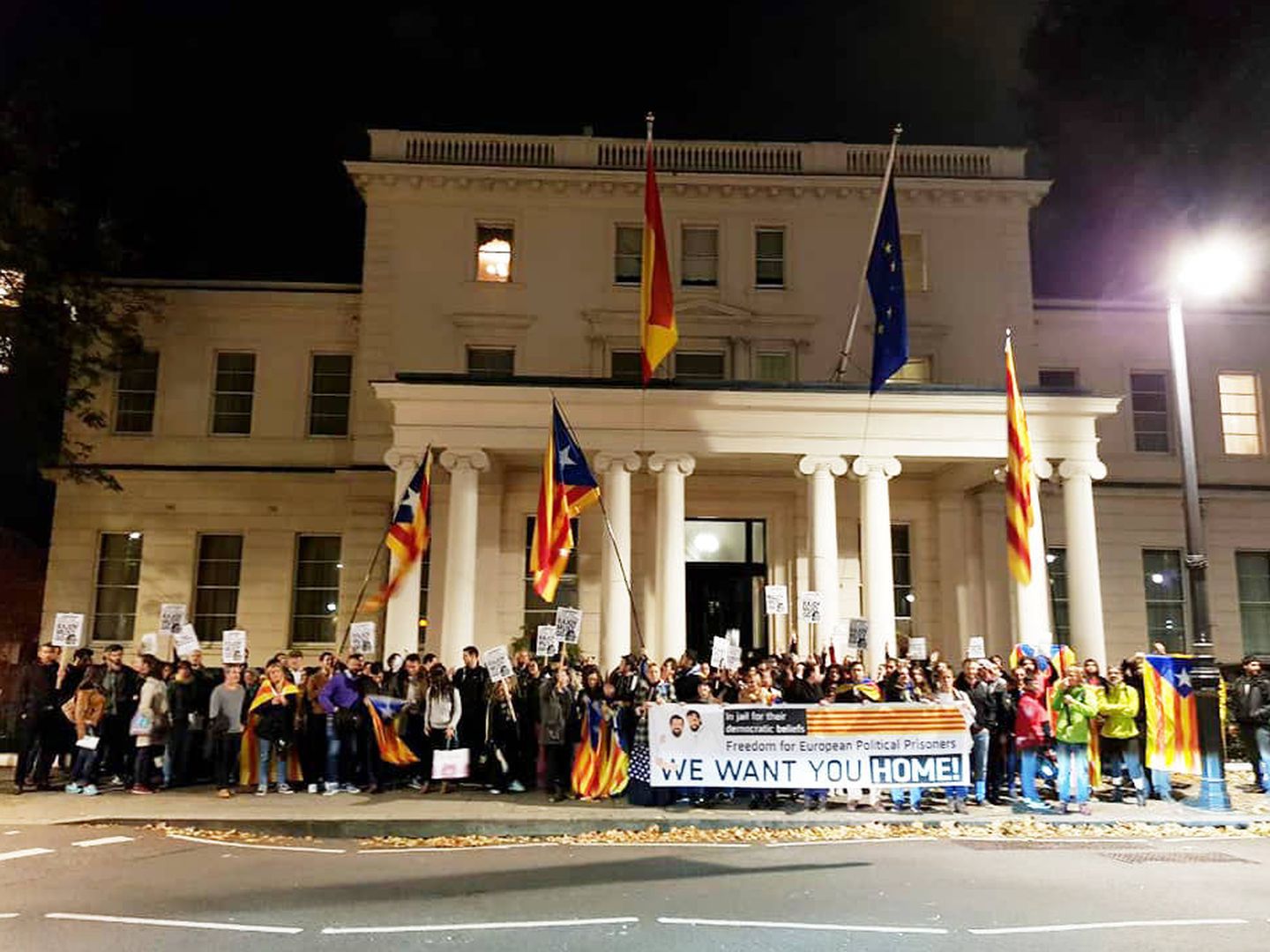 Protesta frente a la embajada española en Londres por el encarcelamiento de 'los Jordis'.