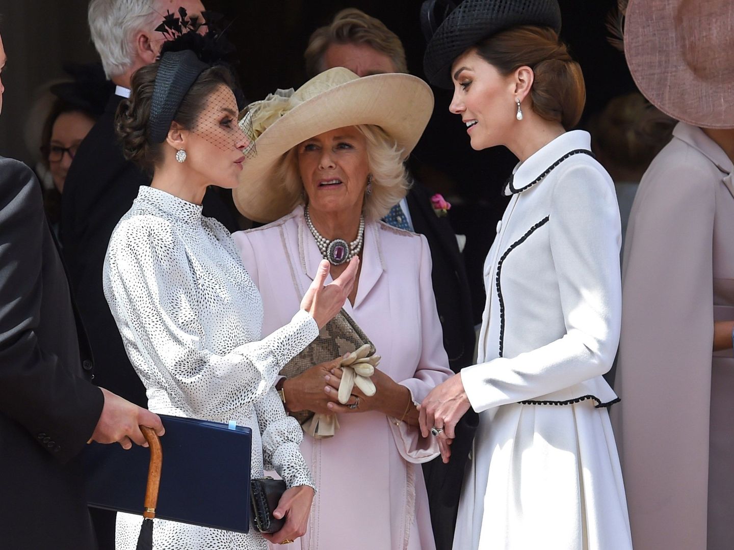 La reina Letizia, junto a Camilla conversa con Kate Middleton. (Efe)