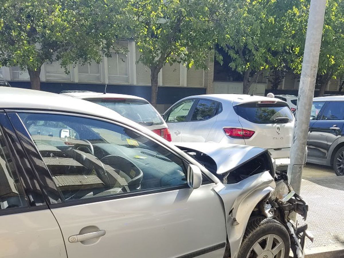 Foto: Estado en el que quedó el coche tras estrellarse. (EFE/Policía Local de Huesca)