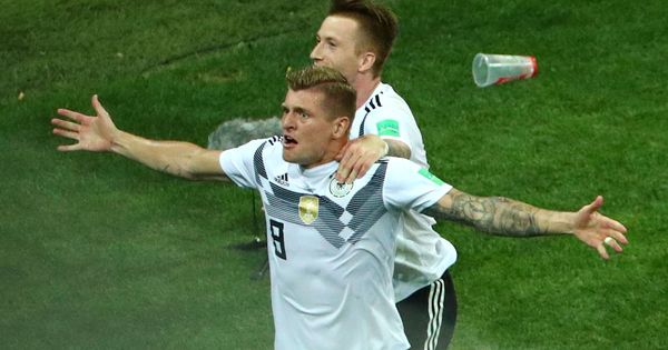 Foto: Toni Kroos celebra junto a Marco Reus el gol de la victoria de Alemania ante Suecia. (Reuters)