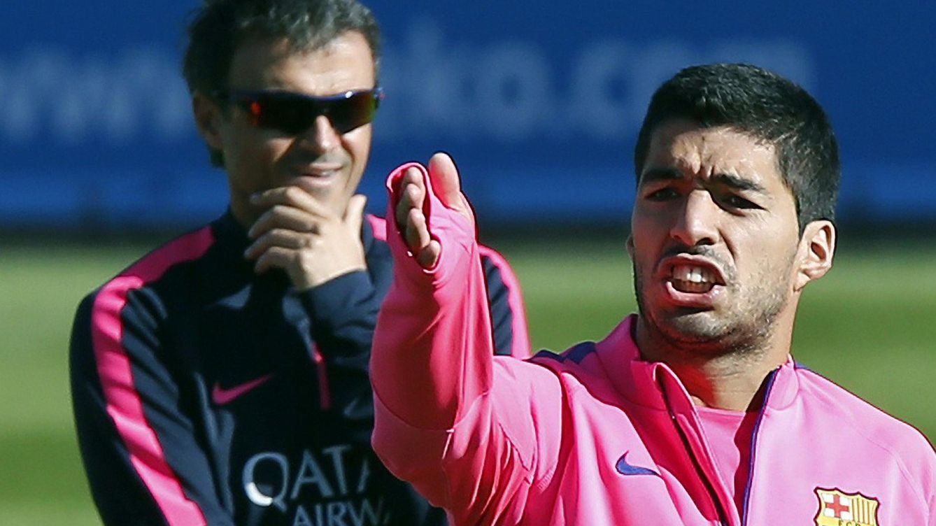 Foto: Luis Enrique observa de cerca a Luis Suárez durante un entrenamiento del Barcelona.