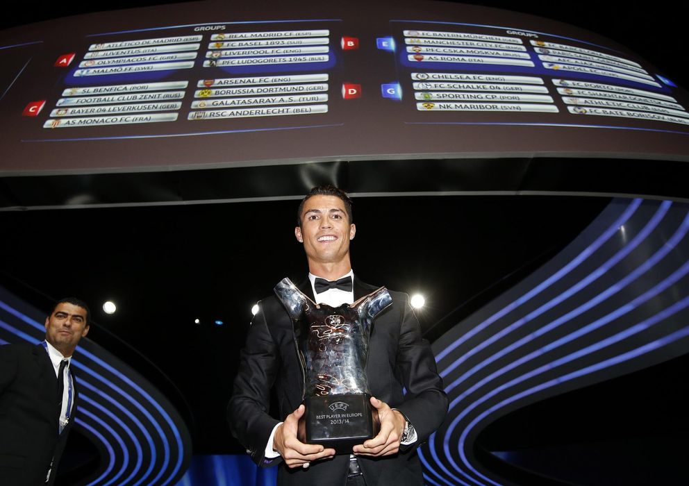 Foto: Cristiano Ronaldo posa con su trofeo al mejor jugador de Europa (Reuters).