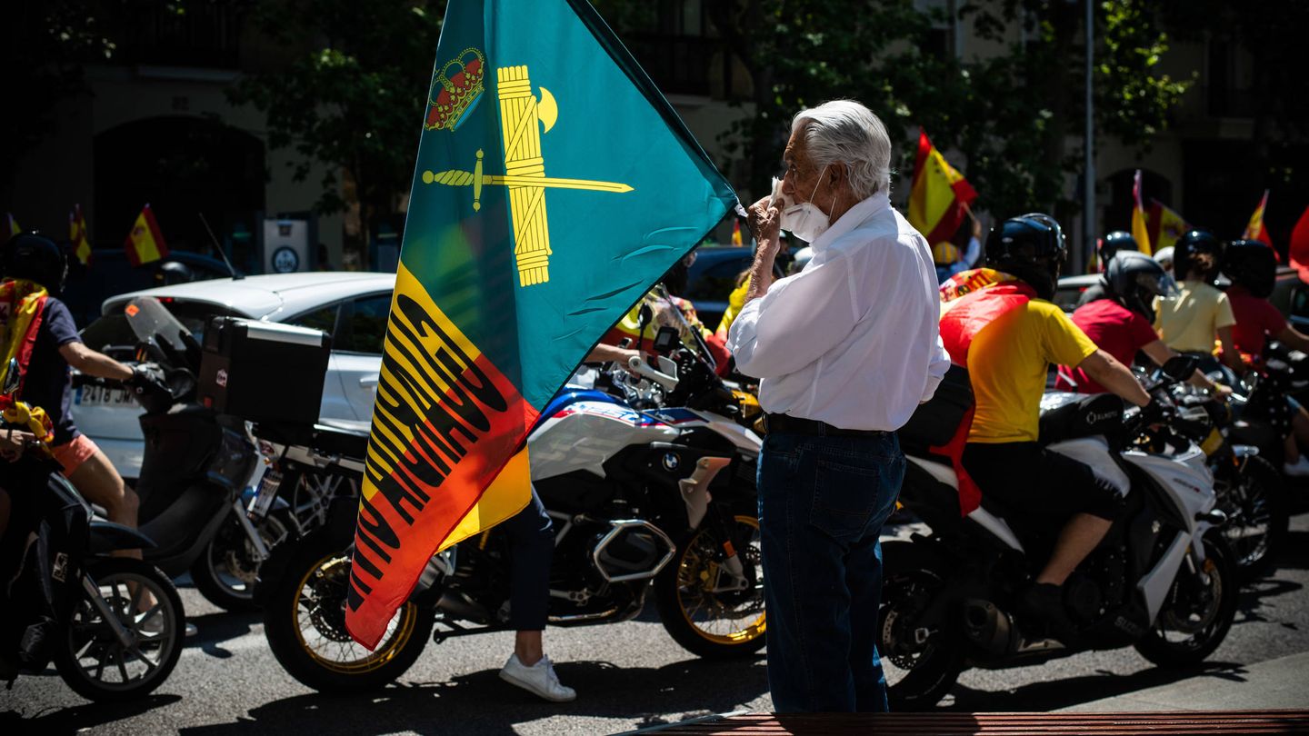 Rafael Ortiz ondea una bandera al paso de los manifestantes. (Foto: C.C.)