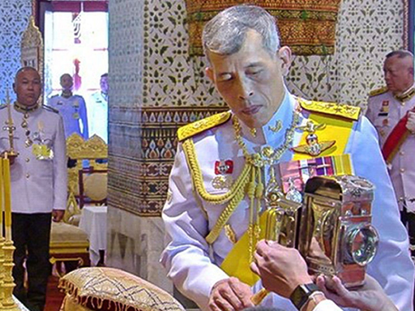 El rey Rama X de Tailandia durante la ceremonia religiosa antes de su coronación en el Palacio Real de Bangkok (Tailandia). (EFE)