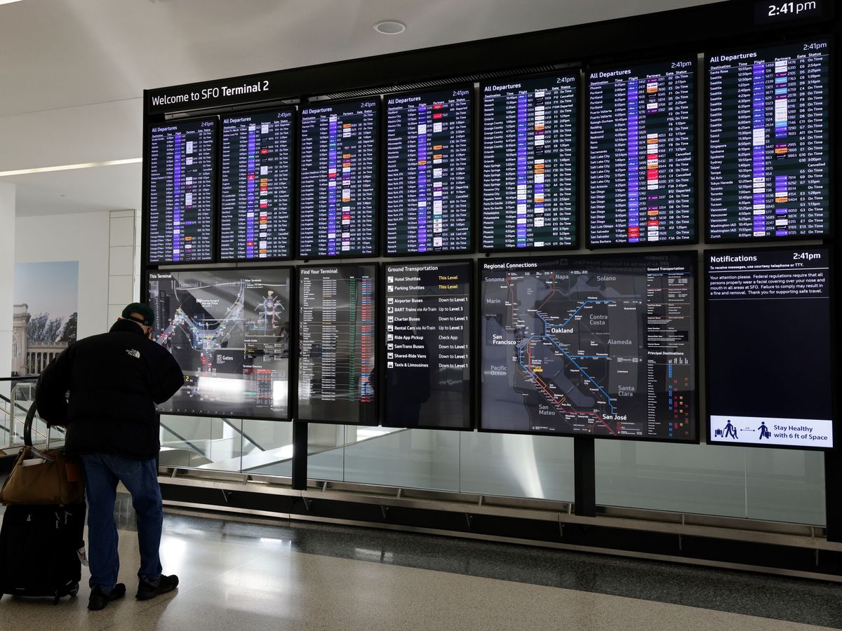 Foto: Panel de vuelos en el aeropuerto de San Francisco. (EFE/John G. Mabanglo)