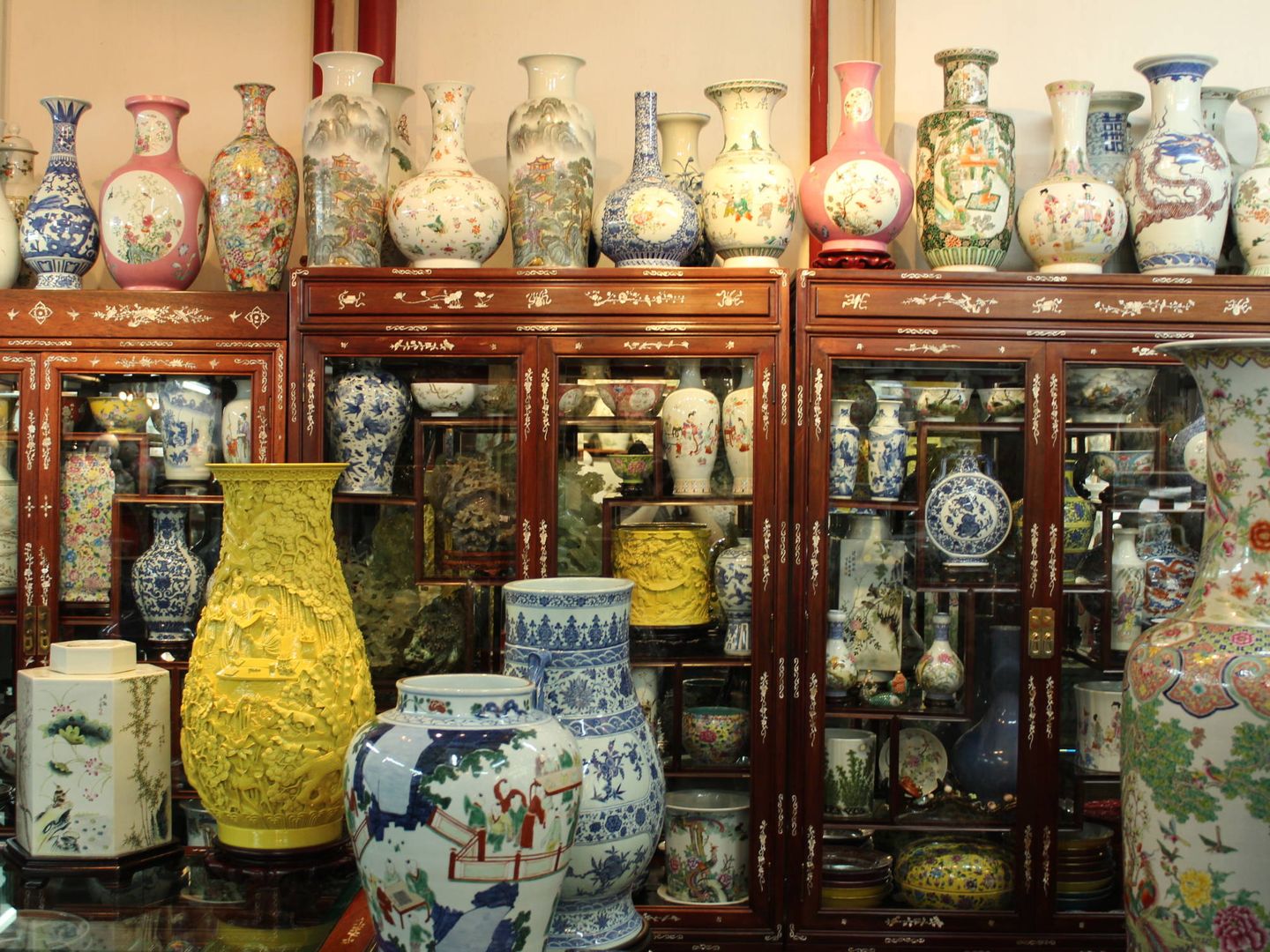 Porcelana china, supuestamente de la Dinastía Qing, en una tienda de Hollywood Road. (E. Fernández)
