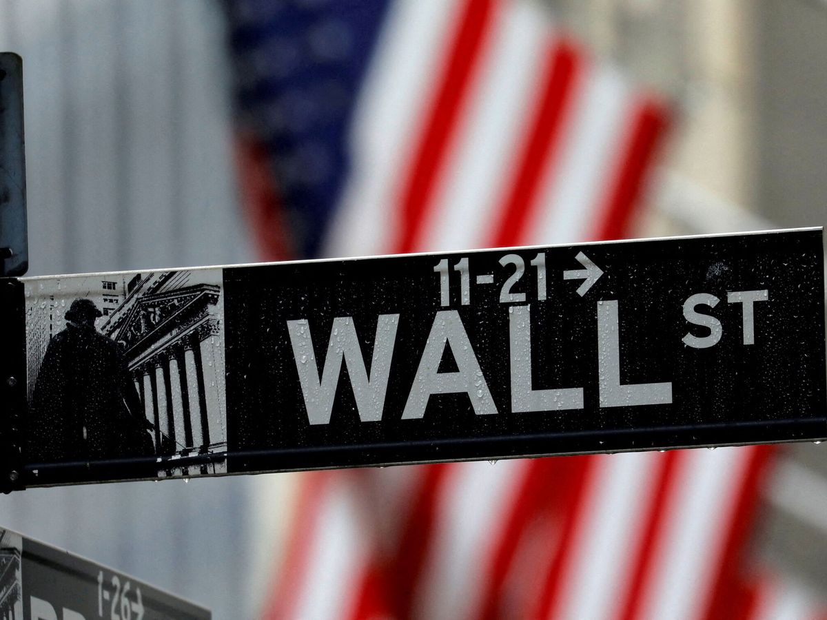 Foto: Cartel de Wall Street fuera de la Bolsa de Nueva York. (Reuters/Mike Segar)