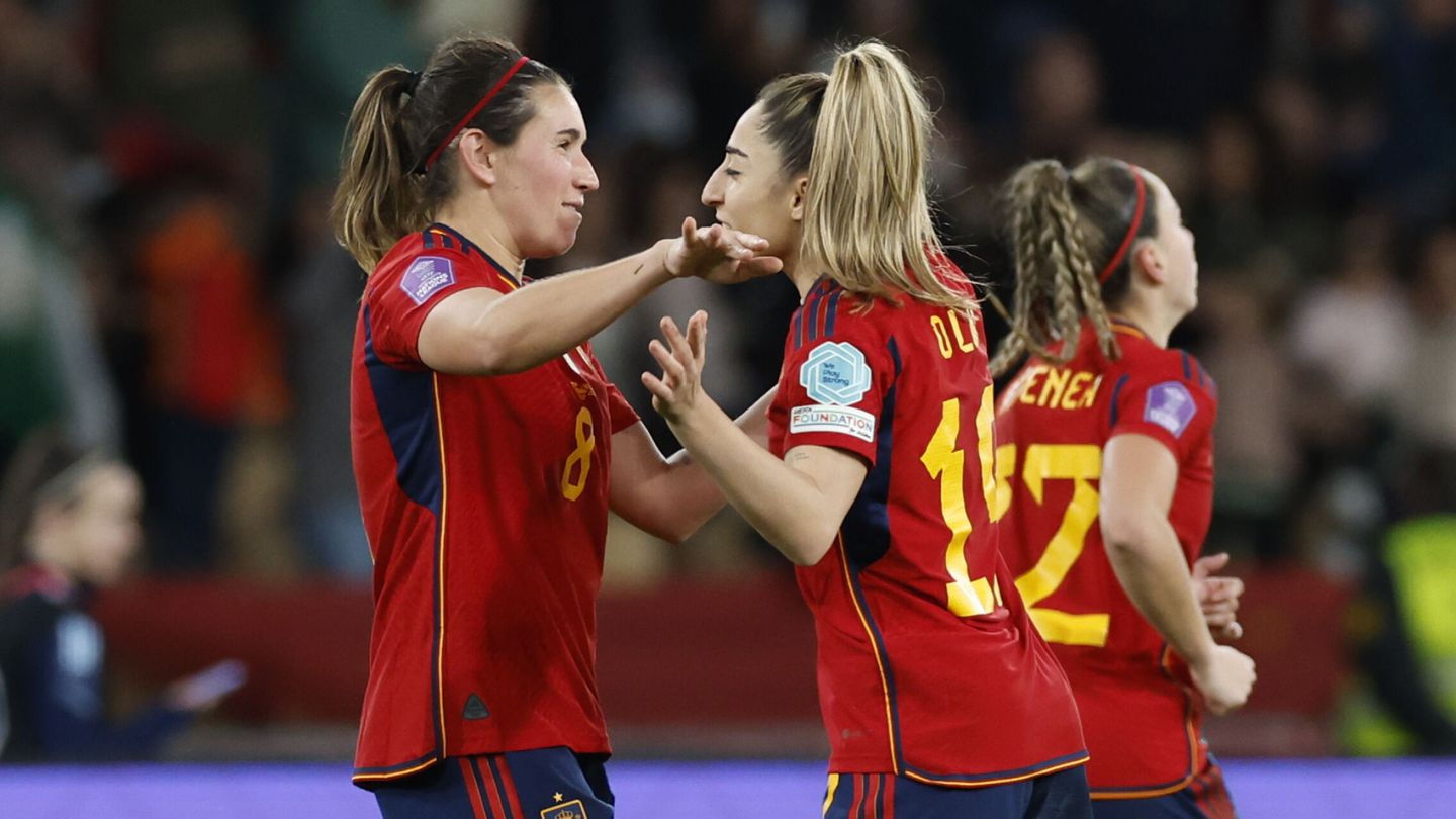 Olga celebra con Mariona el segundo gol. (EFE/José Manuel Vidal)
