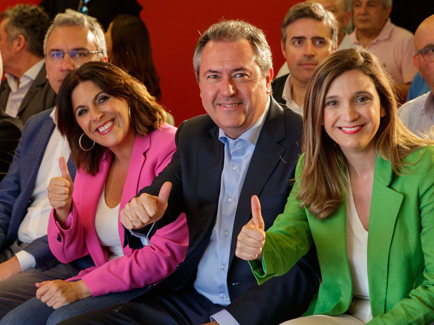 Juan Espadas, líder del PSOE andaluz, entre Ángeles Férriz y María Márquez. (EFE)