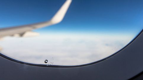 Por qué los aviones tienen un pequeño agujero en las ventanas