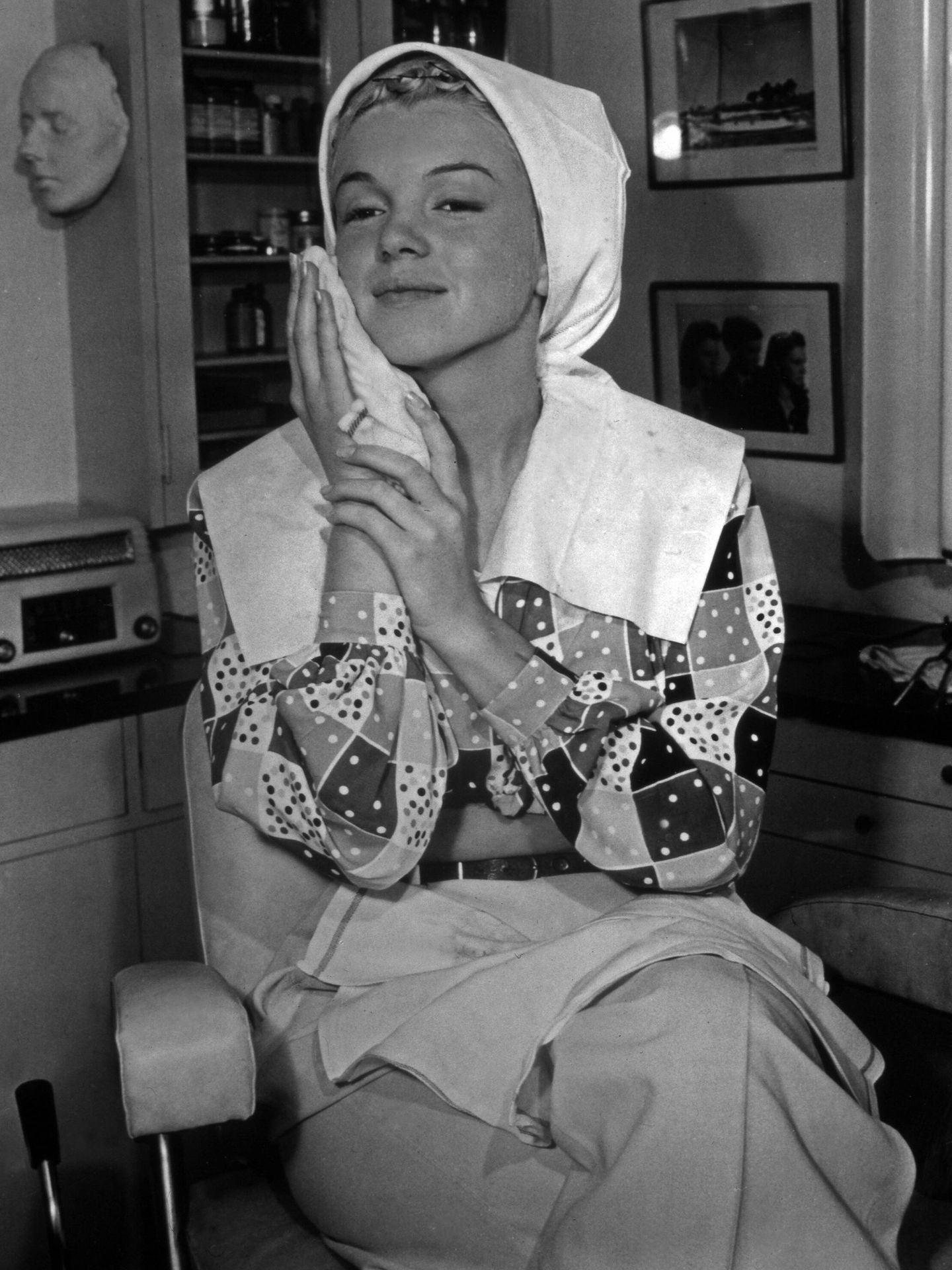 Marilyn Monroe, en los años 50, secando su piel con una muselina tras haberla lavado. (Cordon Press/United Archives/IFTN) 