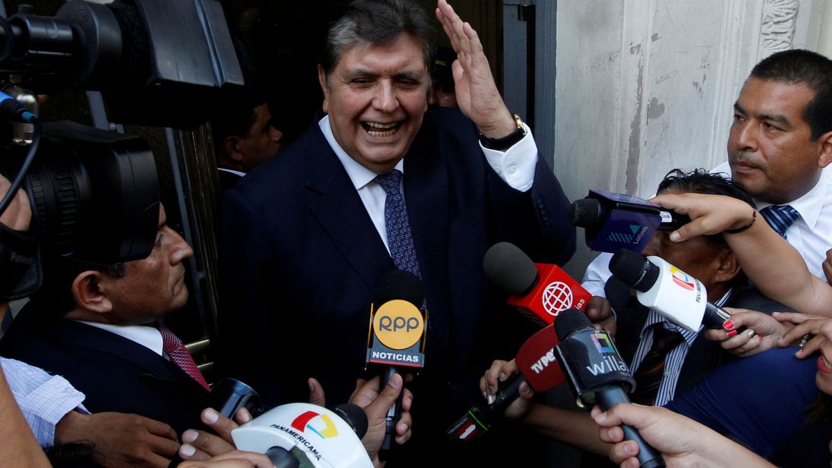 Muere el expresidente peruano Alan García tras dispararse cuando iba a ser detenido