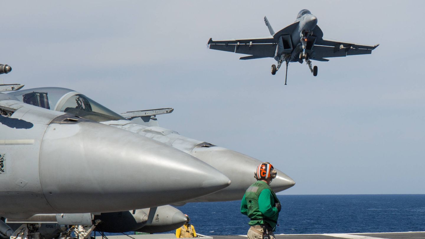 Un caza F-18 aterriza en la pista del USS Abraham Lincoln. (D.B.)