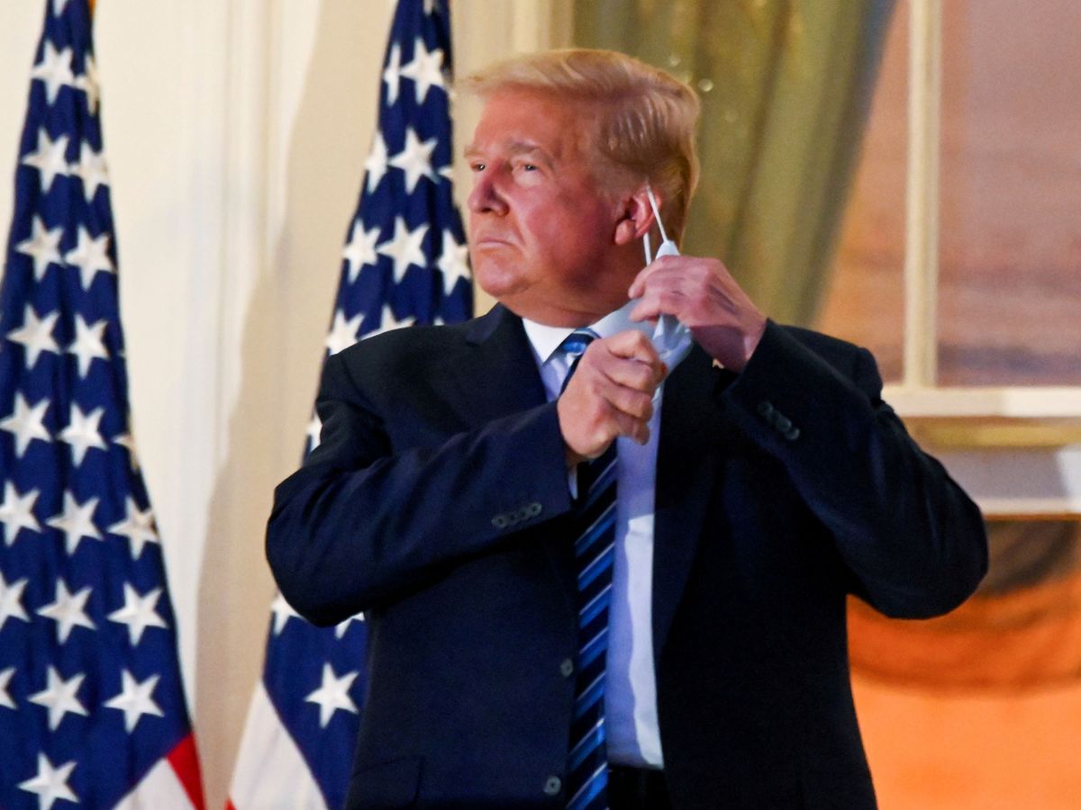 Foto: El presidente de Estados Unidos, Donald Trump, se quita la mascarilla en la Casa Blanca. (Reuters)