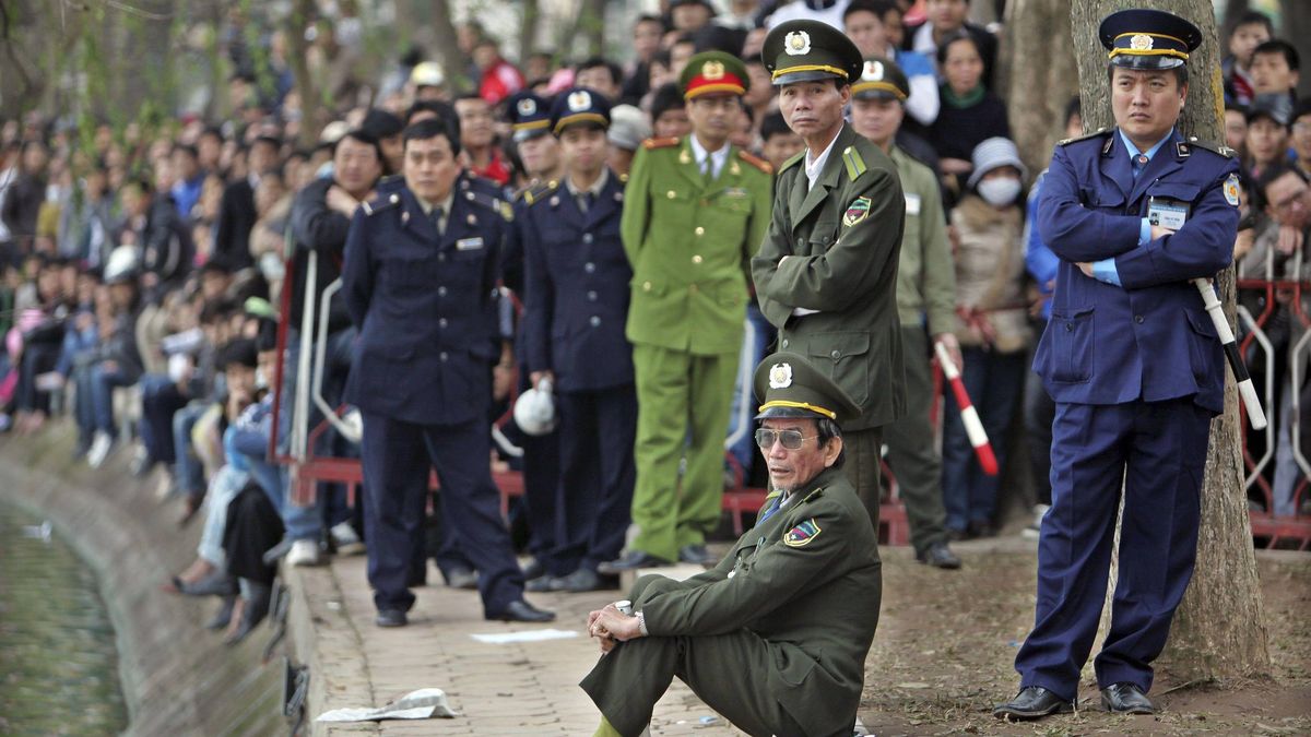Prohíben a los funcionarios de Vietnam hacer la pelota a sus superiores