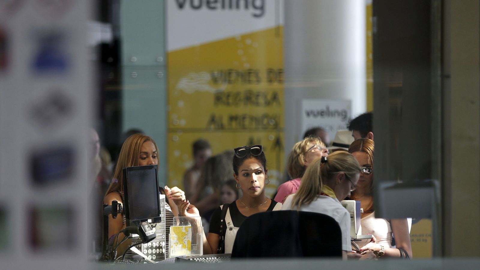 Foto: Las cancelaciones y retrasos de Vueling vuelven a provocar problemas en el aeropuerto de El Prat (EFE)