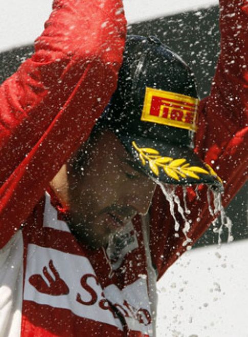 Foto: Exhausto y al límite: así acabó Alonso para subir al podio en Valencia