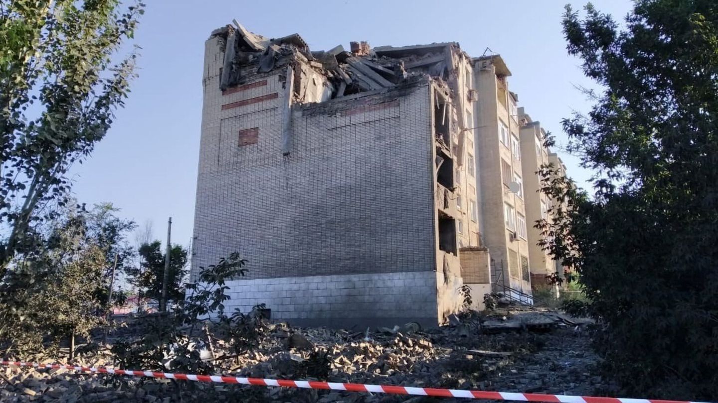 Un edificio residencial dañado por un bombardeo ruso en Toretsk en la región de Donetsk. (Reuters/Servicio de prensa de Emergencias)