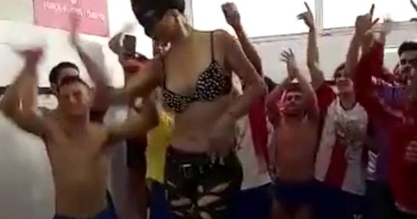 Foto: La stripper, durante su espectáculo en el vestuario del Llança (Foto tomada del vídeo de Diari de Girona)