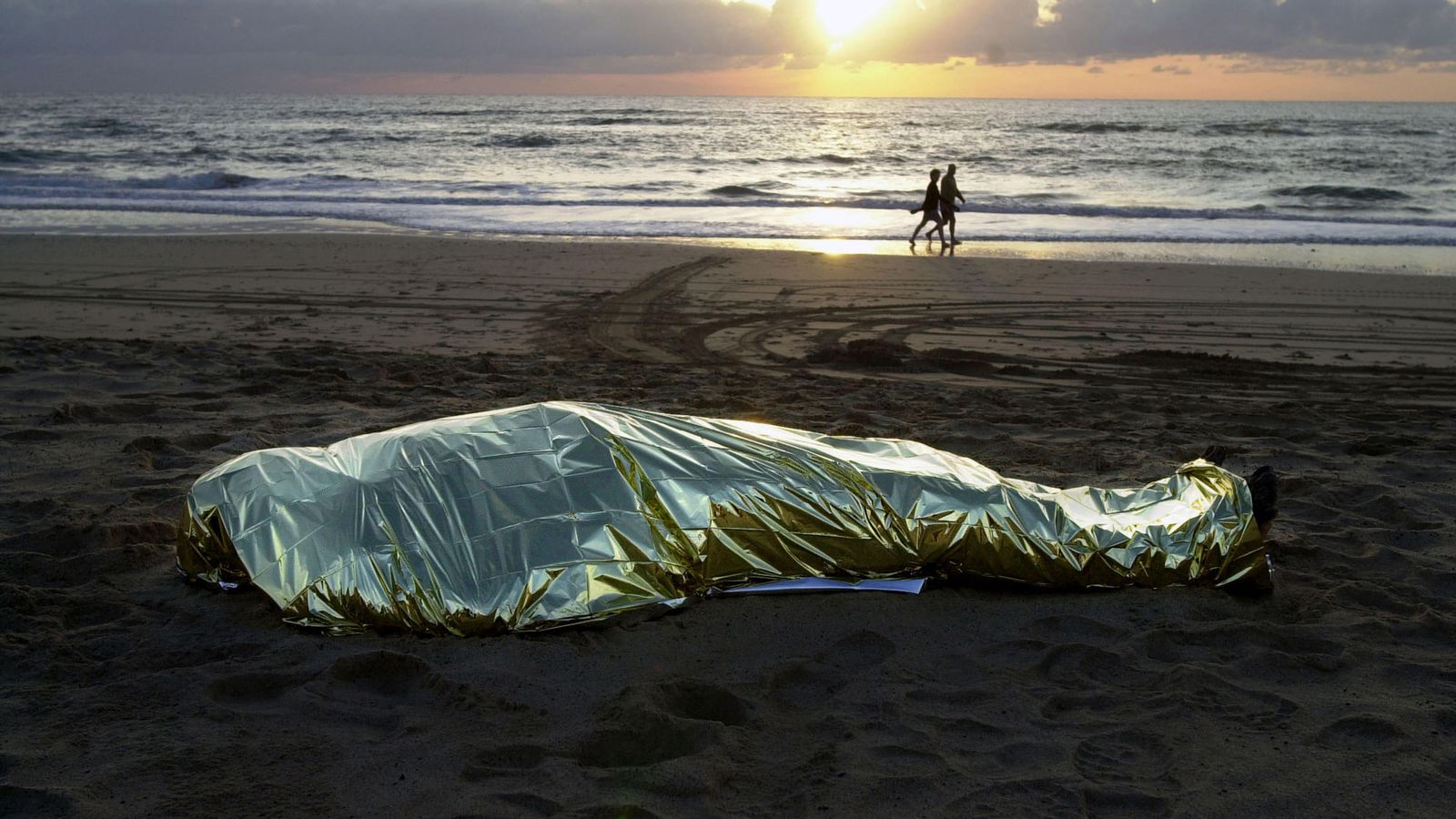 Foto: Cadáver de un inmigrante en una playa de Fuerteventura. (Reuters)