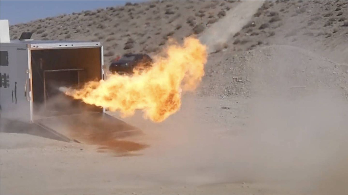 Una de las pruebas estáticas de motor en un desierto de California, desde un camión