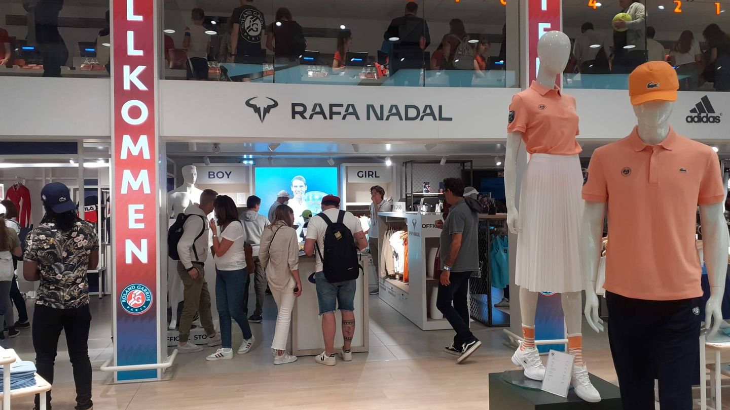 Rafa Nadal, omnipresente en la tienda de Roland Garros. (Vanitatis) 