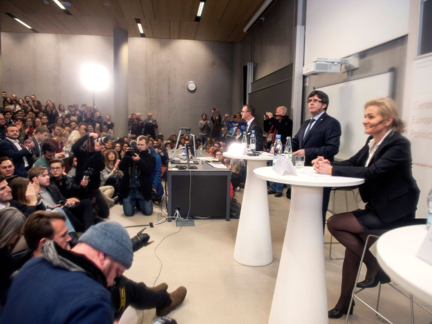 Carles Puigdemont, junto a Marlene Wind, en la famosa conferencia de enero de 2018 en Copenhague. (EFE)