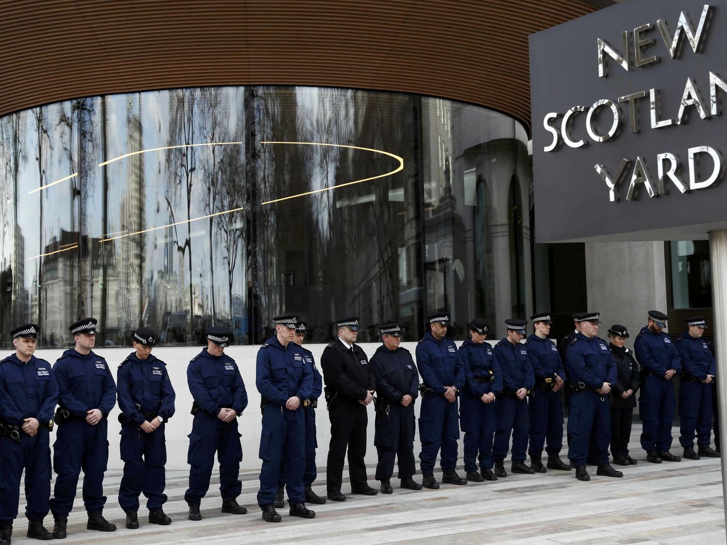 Agentes de Scotland Yard homenajean a su compañero caído en Westminster, el 23 de marzo de 2017.