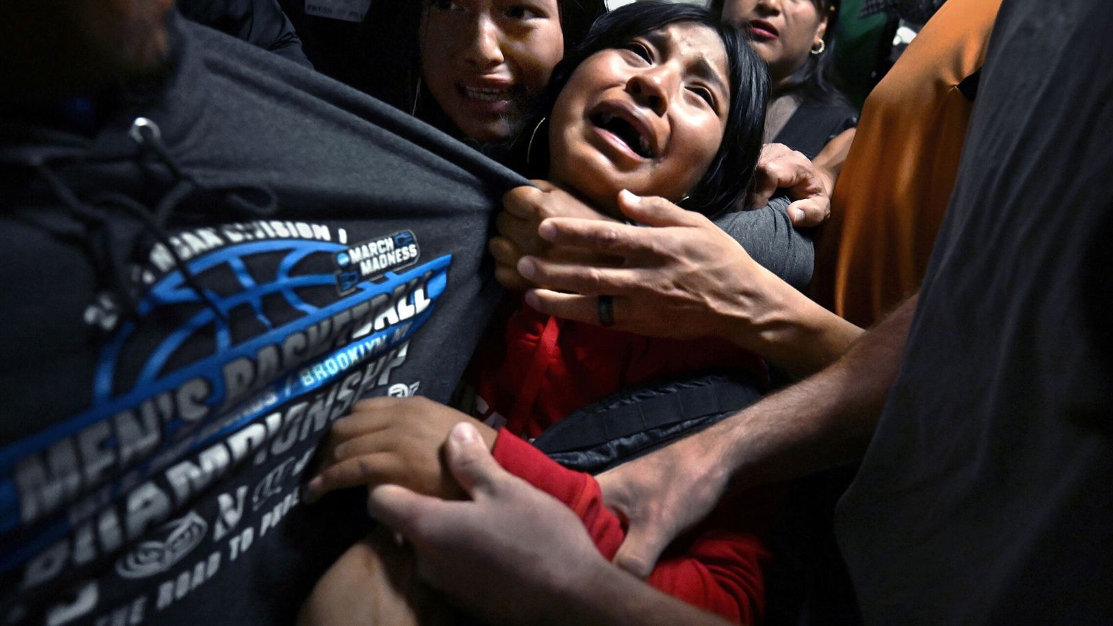 World Press Photo 2026: Carol Guzy gana con la imagen de una familia separada por el ICE