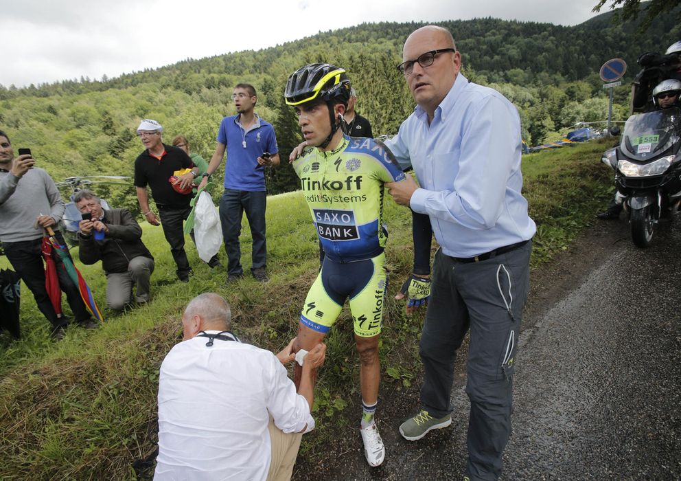 Foto: Contador junto a su director de equipo, Bjarne Riis, después de la desafortunada y aparatosa caída.