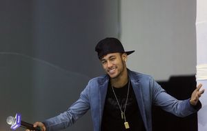 Neymar y sus 'toiss' llegan a Pedralbes, su nueva residencia