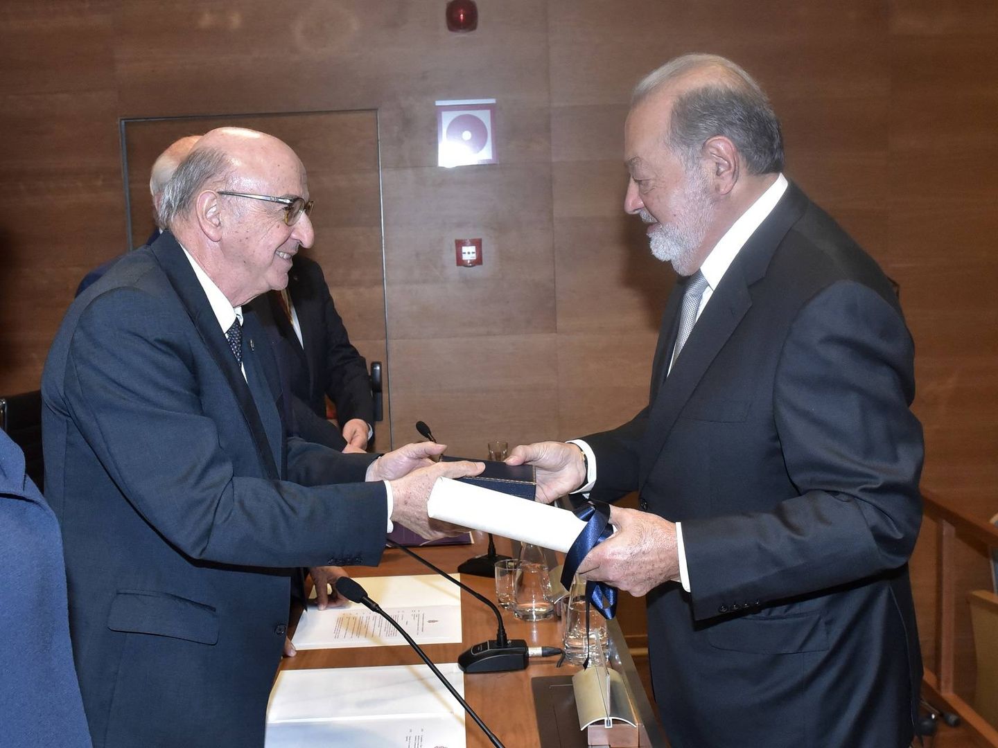  El magnate mexicano recibe su diploma de manos del presidente de la RAI.
