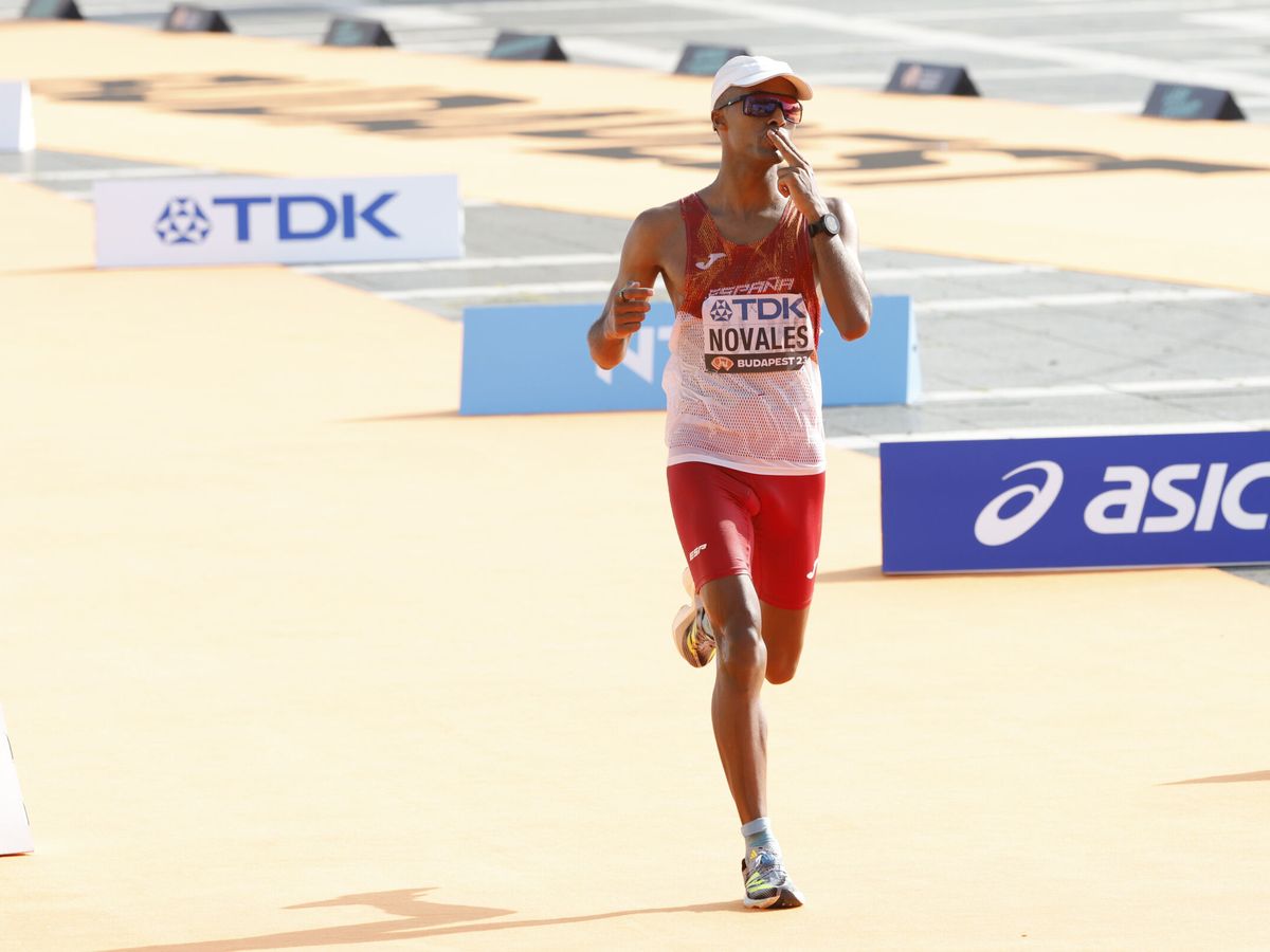 Foto: El atleta español Tariku Novales durante la maratón en el Campeonato del Mundo de Atletismo de Budapest. EFE Javier Etxezarreta