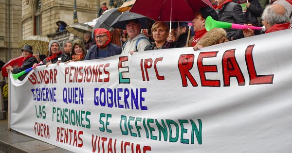 Foto: Manifestación de pensionistas por la revalorización con el IPC real. (EFE)