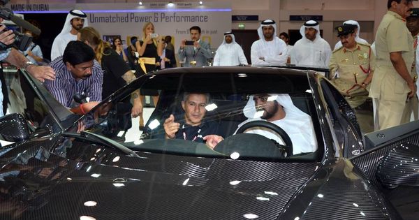 Foto: Domingo Ochoa enseña el GTA Spano a uno de los jeques herederos de Dubái. (Spania GTA)