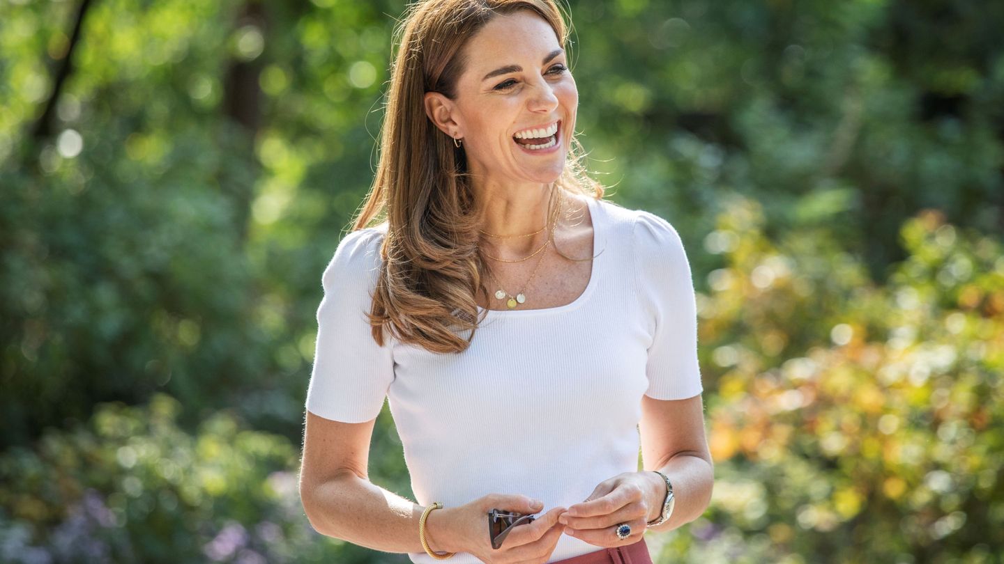 Kate Middleton luce una cadena de la que cuelgan tres medallas con las iniciales de sus hijos. (Reuters)