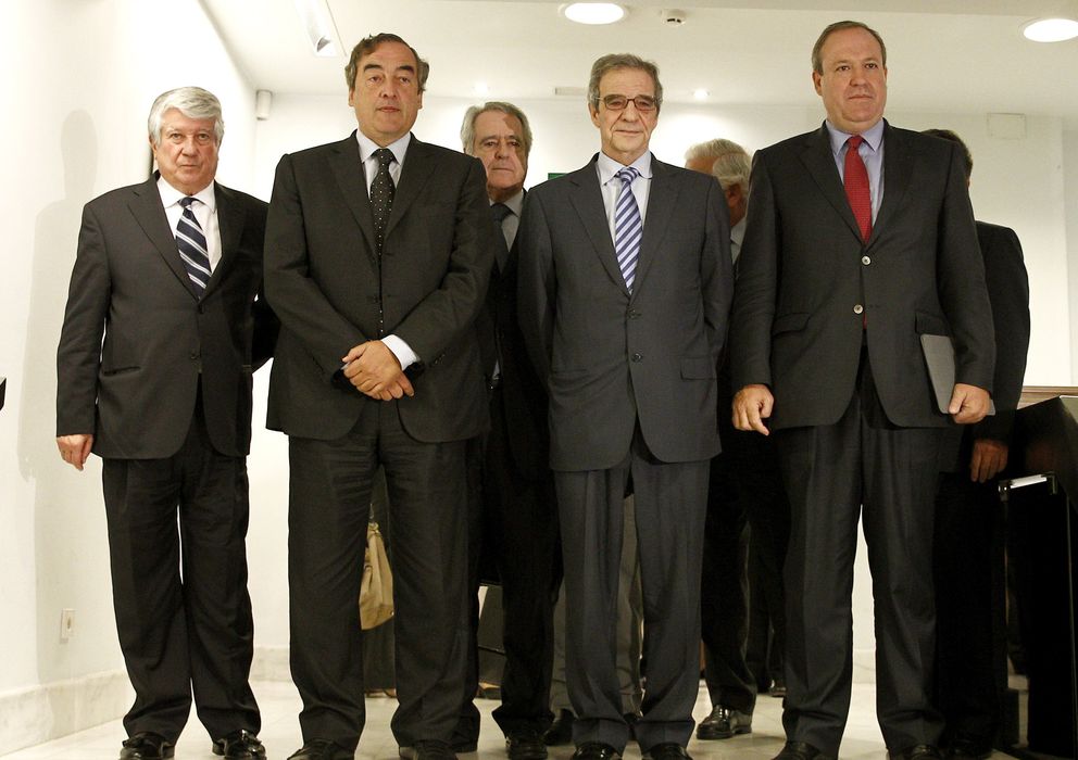 Foto: El presidente del Consejo Empresarial para la Competitividad (CEC), César Alierta (2d), junto al presidente de la CEOE, Juan Rosell 