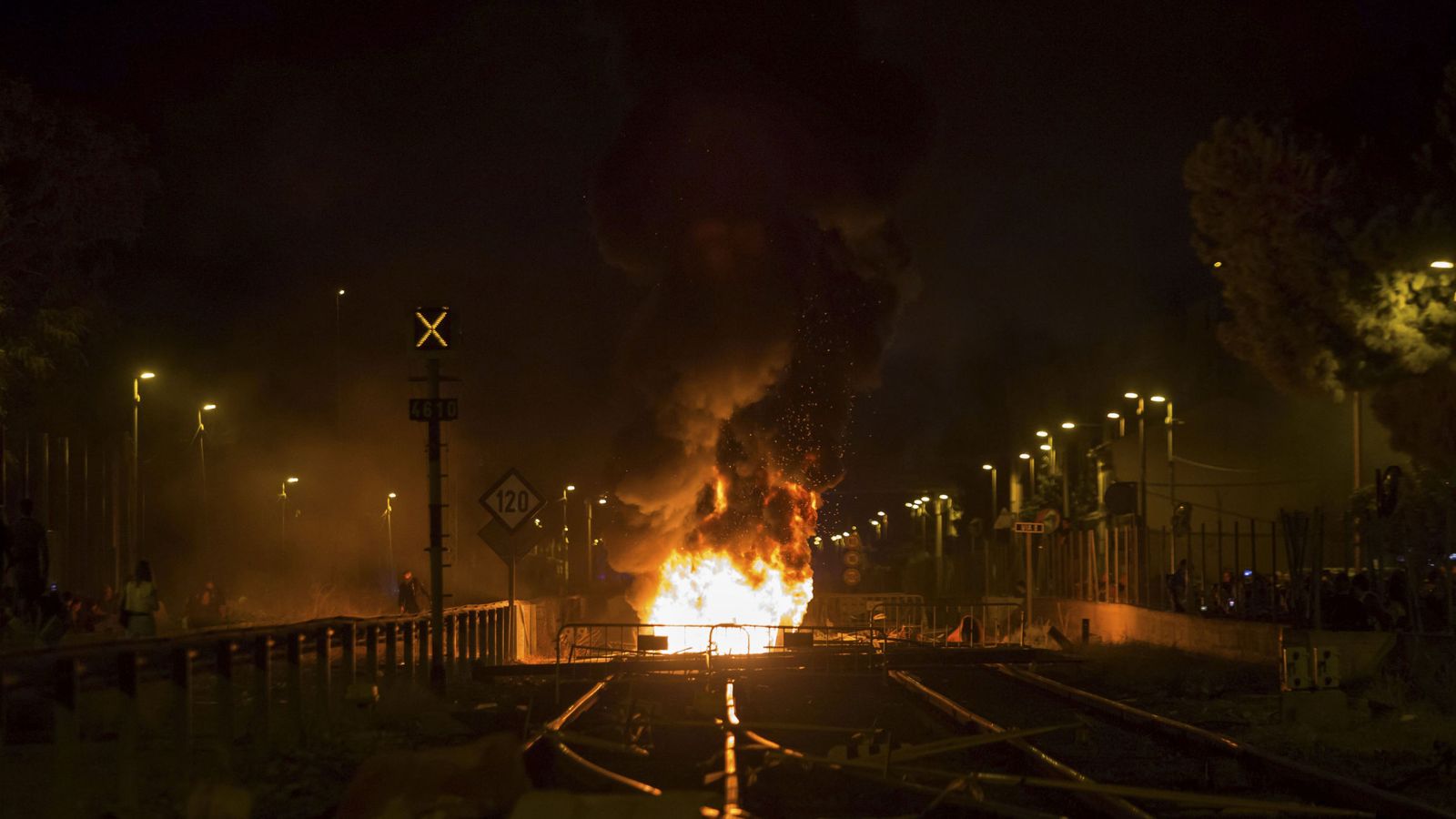 Foto: Contenedores, maquinaria y neumáticos quemados una noche de protestas en Murcia. (EFE)
