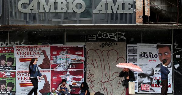 Foto: La gente camina delante de un local de cambio de divisas en Buenos Aires (Argentina). (Reuters)