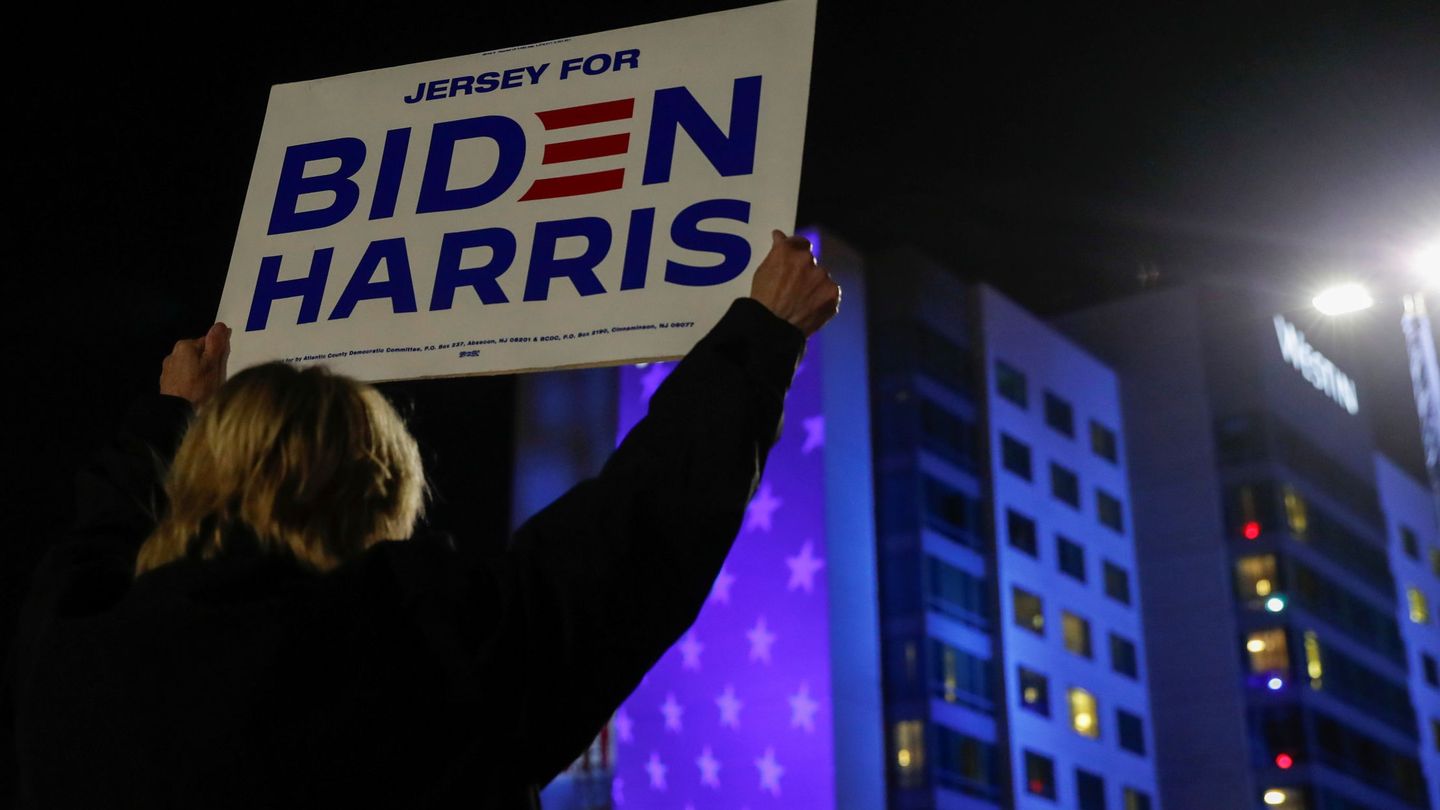 Cartel de la campaña de Biden Harris. (Reuters) 