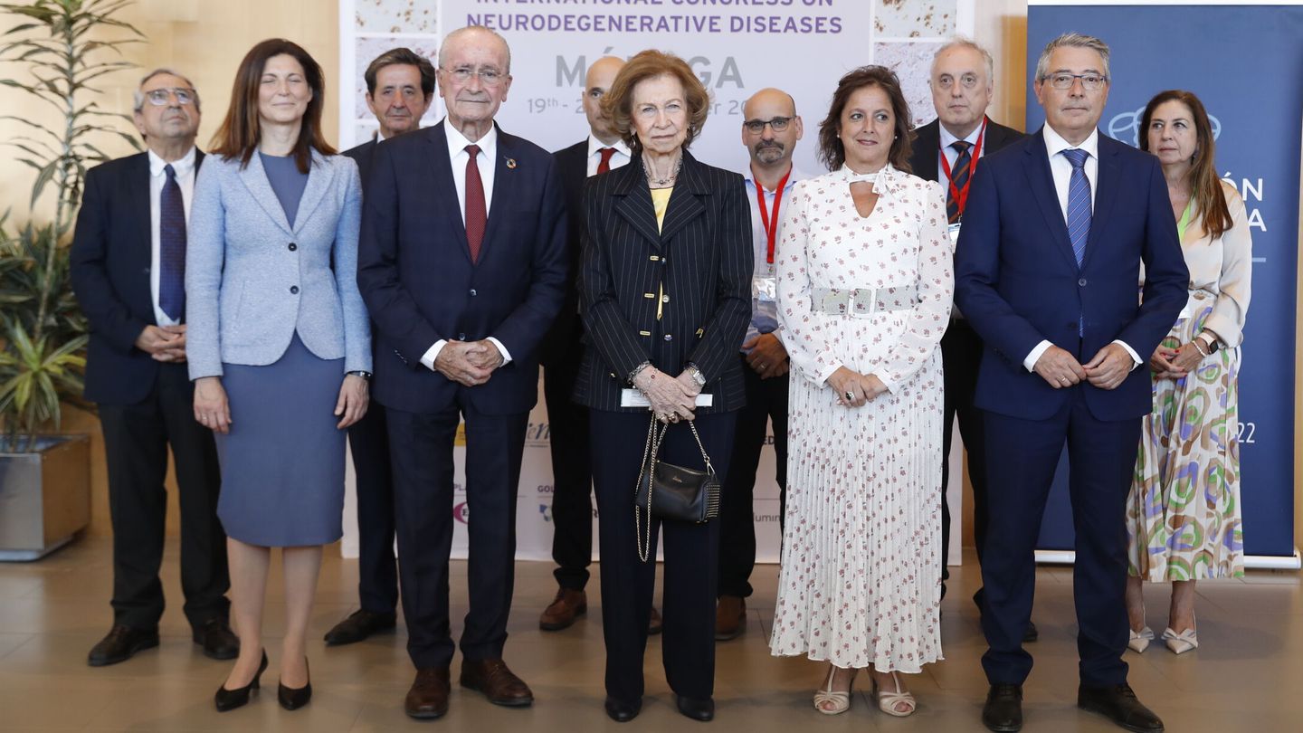 La reina Sofía posa para la foto de familia del congreso en Málaga. (EFE)