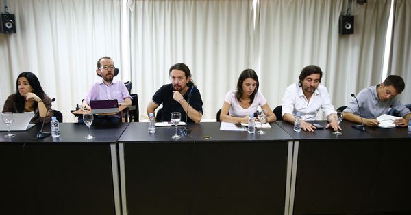Foto: El líder de Podemos, Pablo Iglesias (c), durante la reunión del Consejo Estatal de esta formación, este viernes. (EFE)