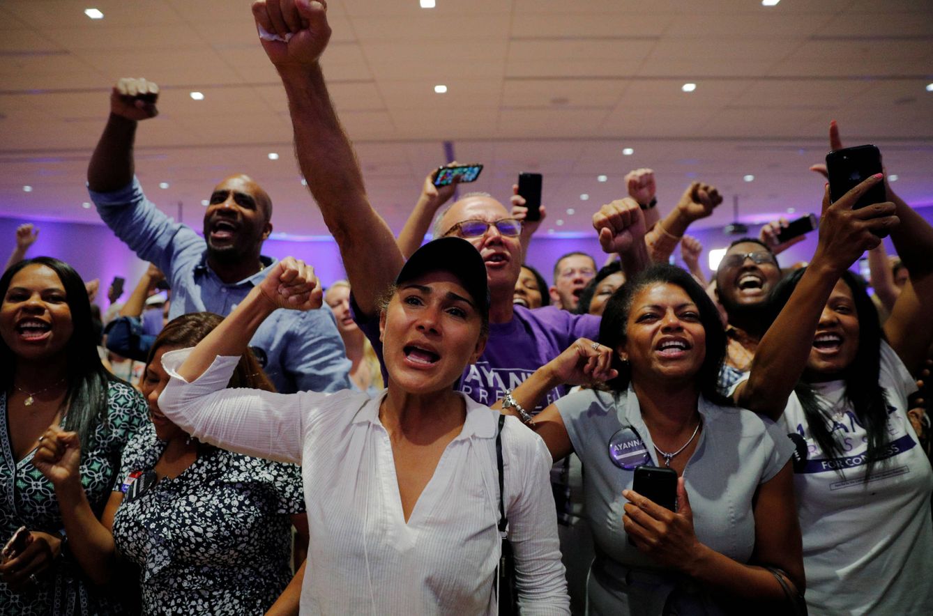 Votantes del Partido Demócrata celebran la victoria de su candidato en las primarias de Boston. (Reuters)